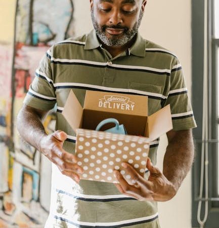 Какой подарок подарить школе