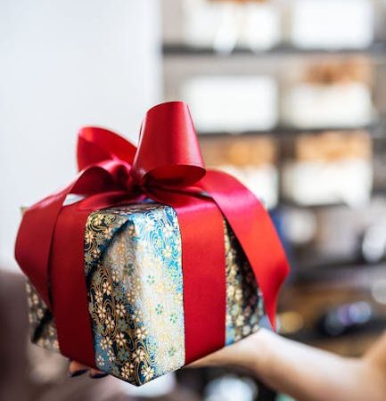 Отдал подарок