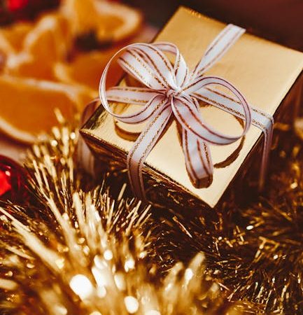 Какой подарок подарить женщине 50 лет