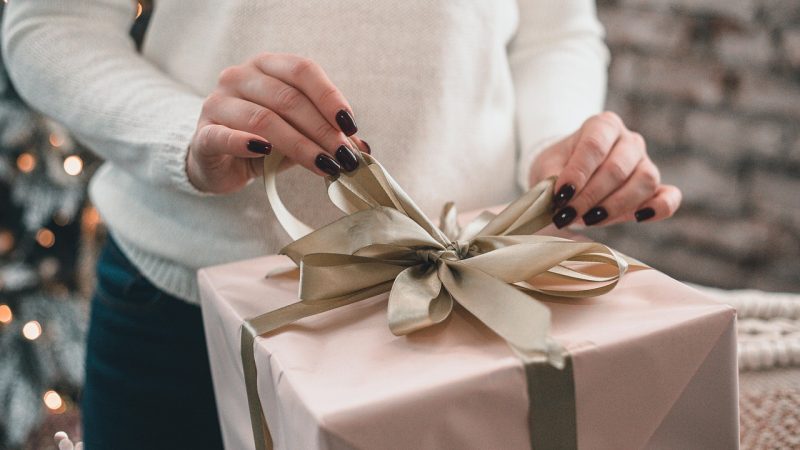 В каких магазинах упаковывают подарки