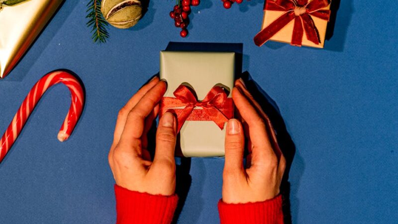 Чтобы купить в подарок другу