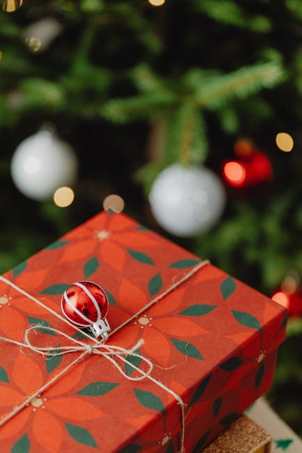 Мужчины дарят подарки