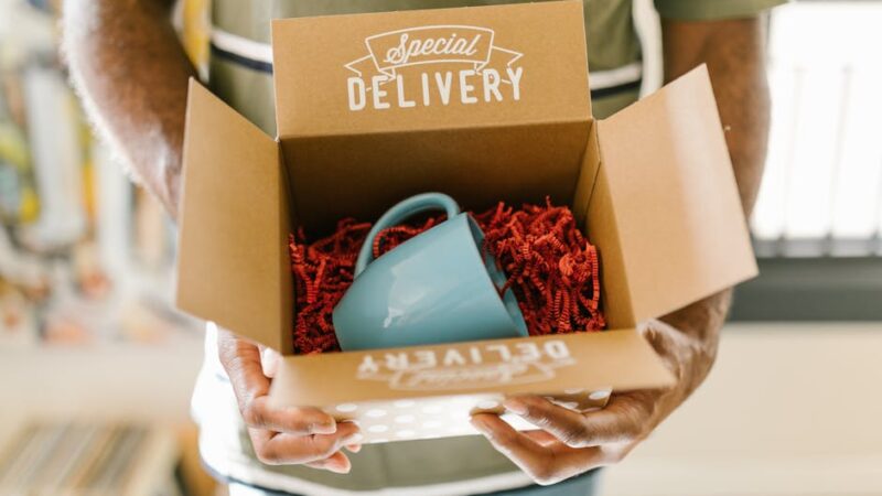 Что подарить к цветам