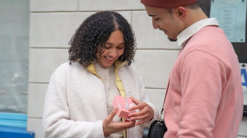 Какой сделать подарок старшей