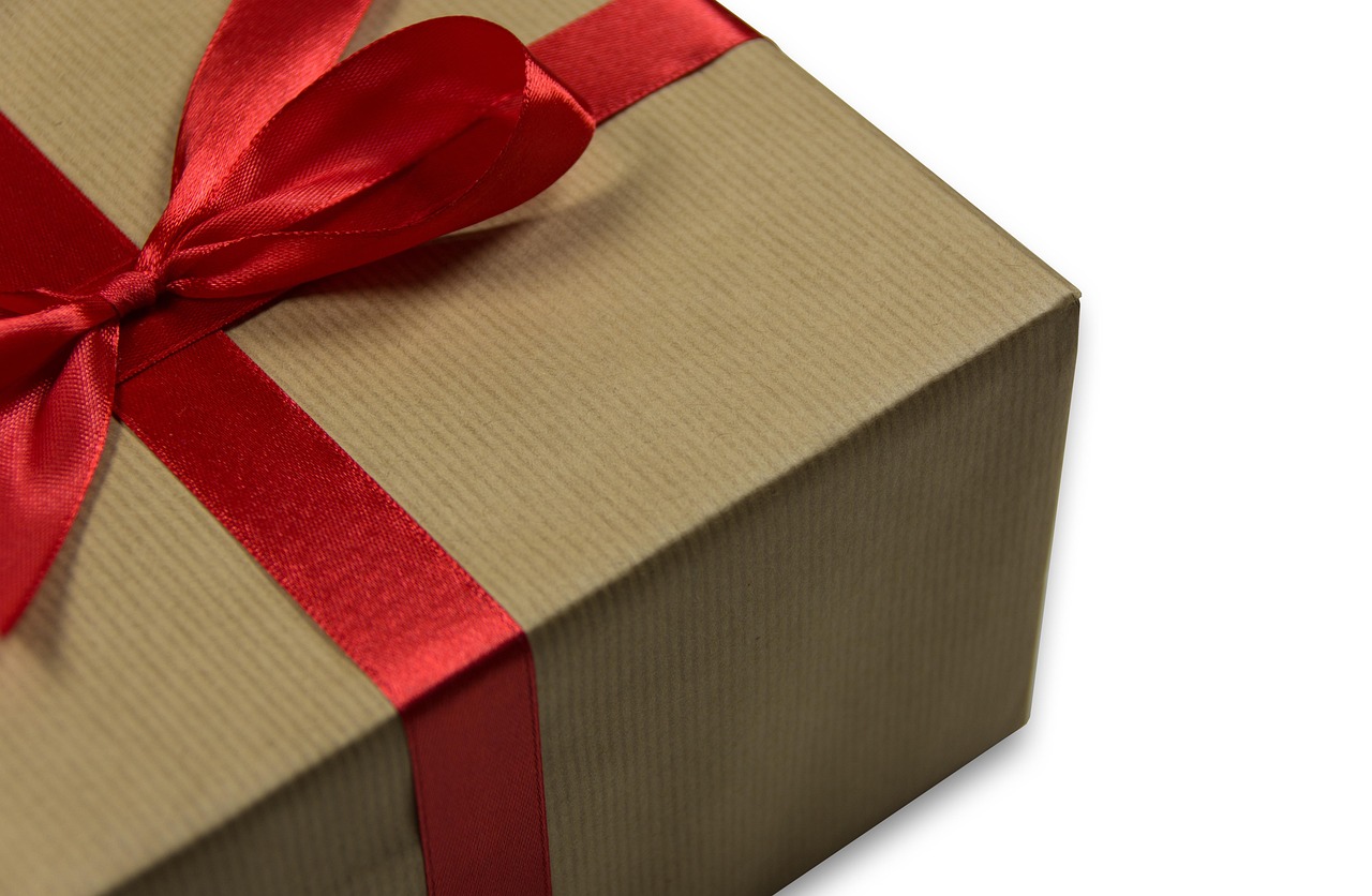 Купить подарок на 50 женщине