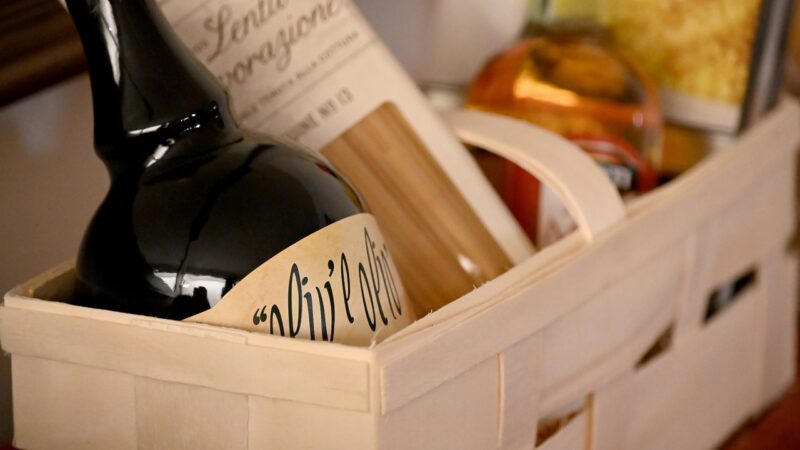 Какой подарок можно сделать на золотую свадьбу